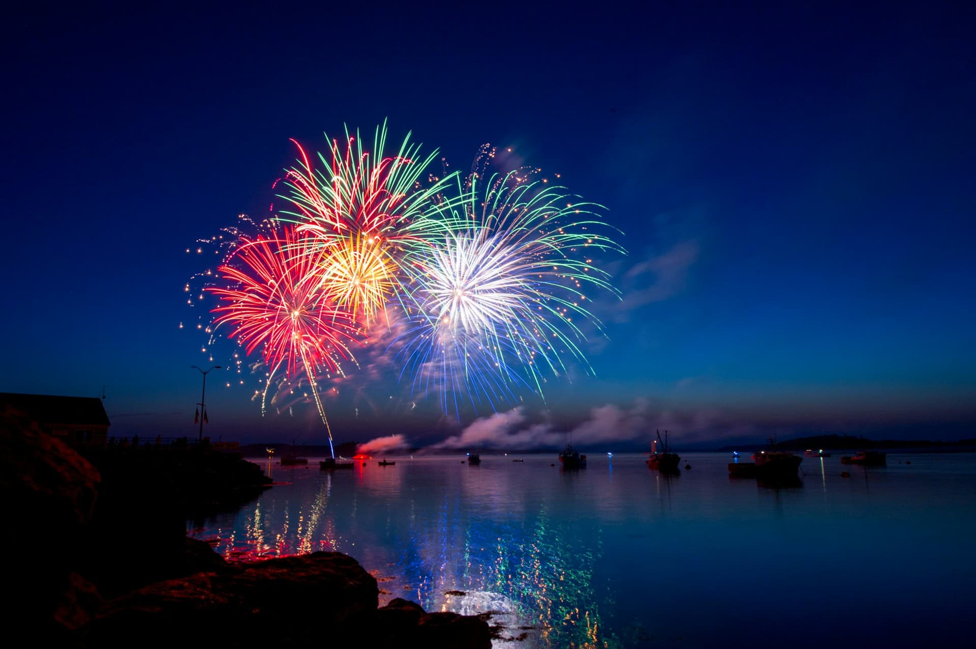 fogos de artifício no céu à noite